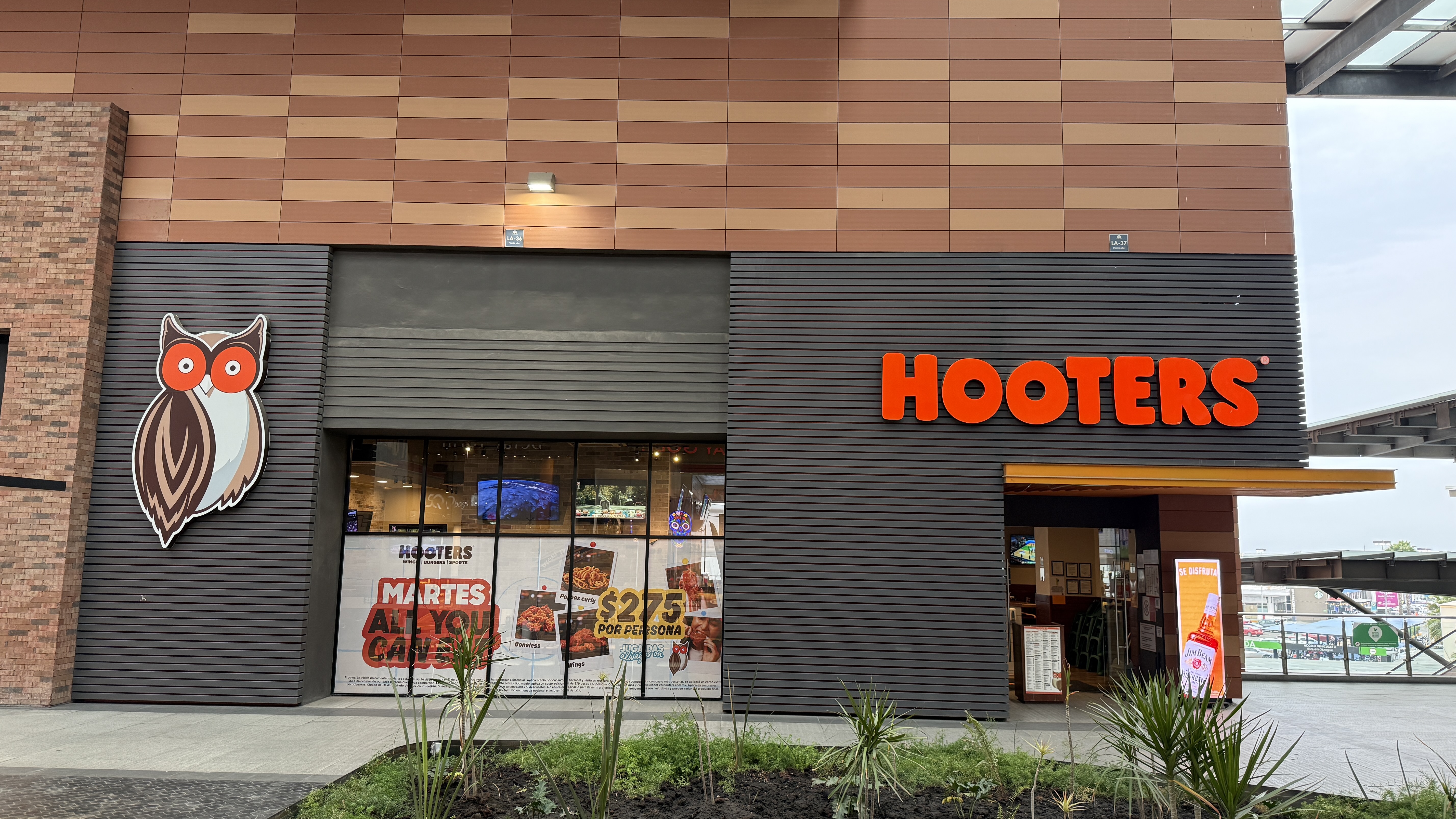 Hooters Las Americas