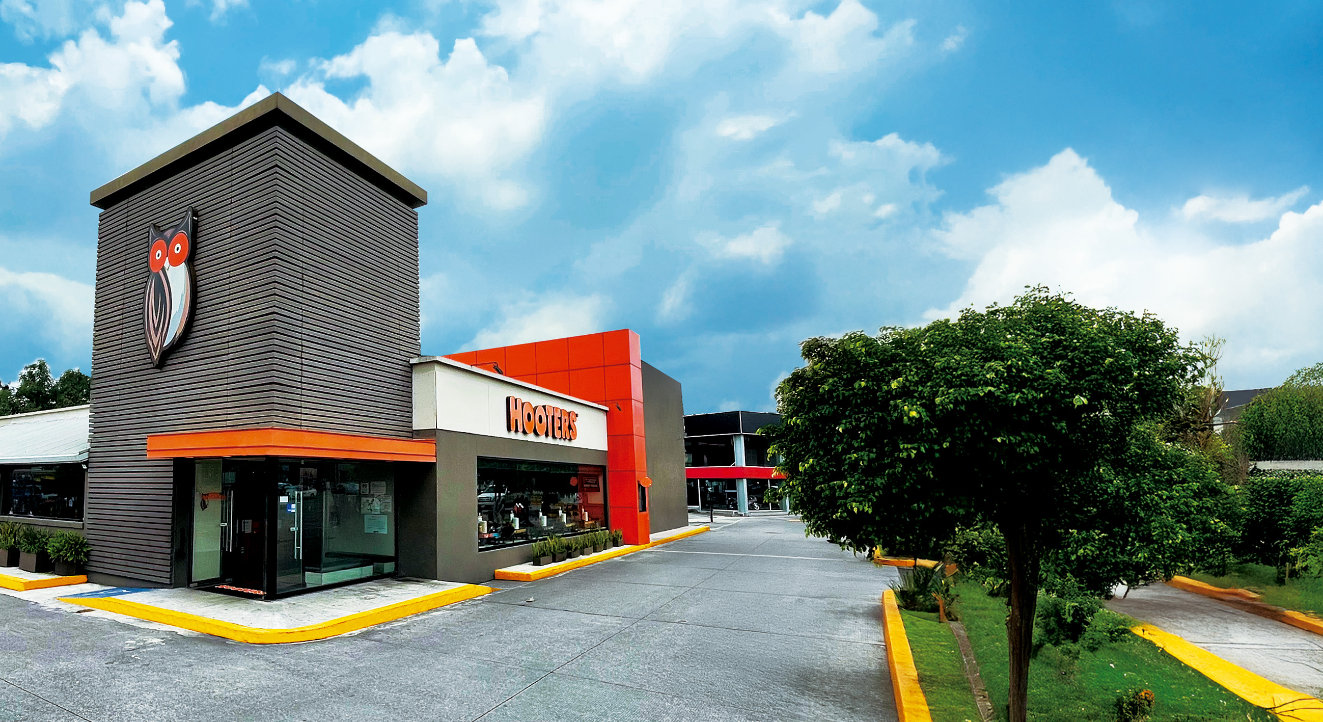 Hooters Plaza Central