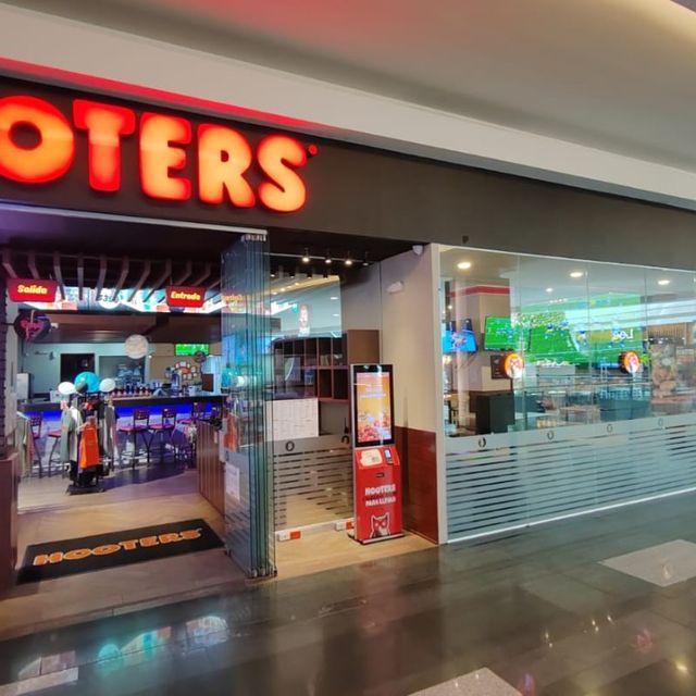 Hooters Cosmopol