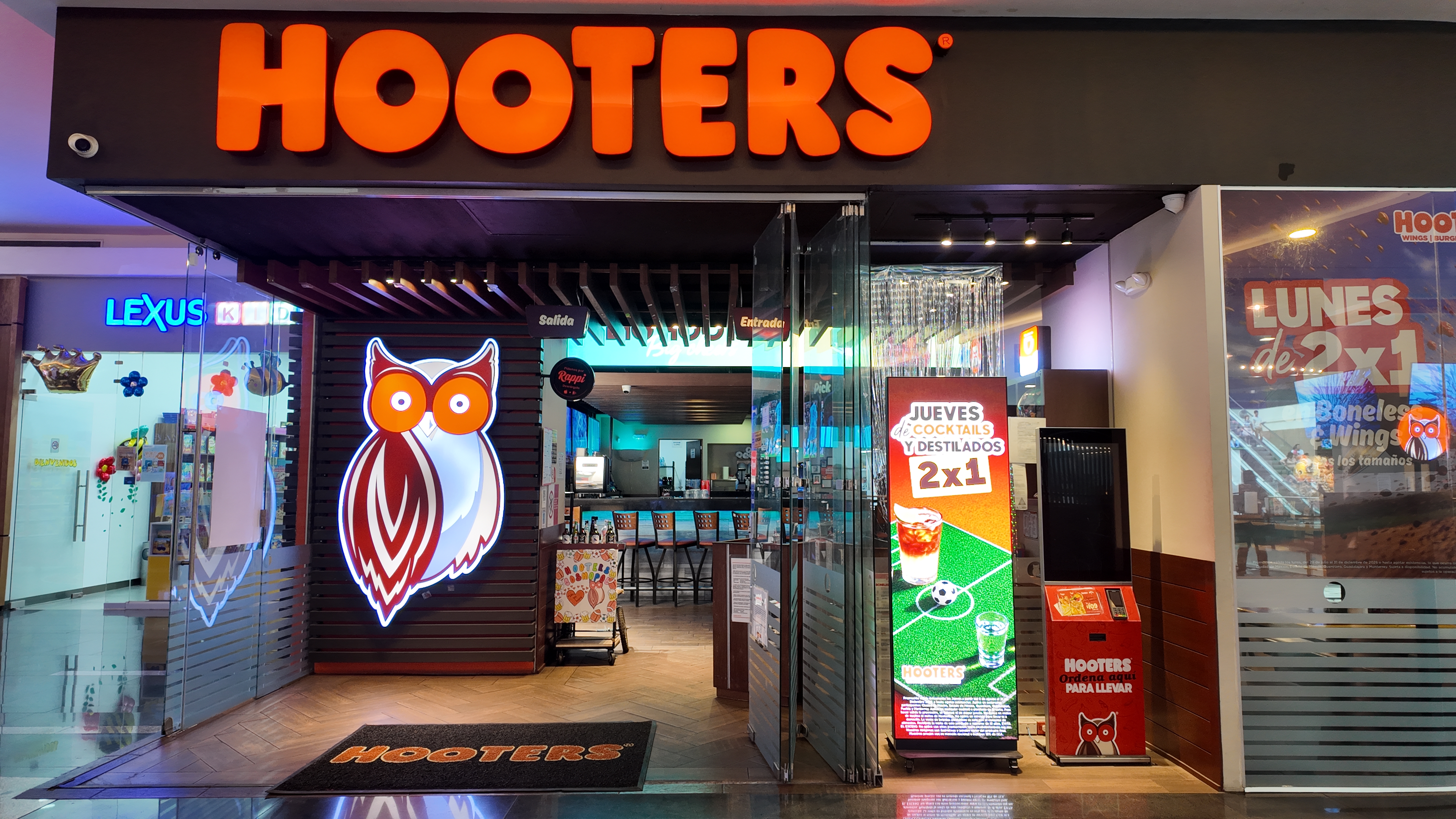 Hooters Cosmopol