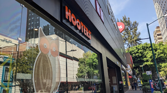 Hooters La Rosa