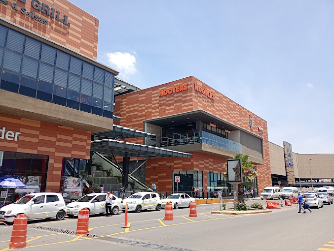 Hooters Las Americas