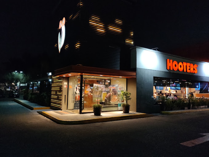 Hooters Plaza Central