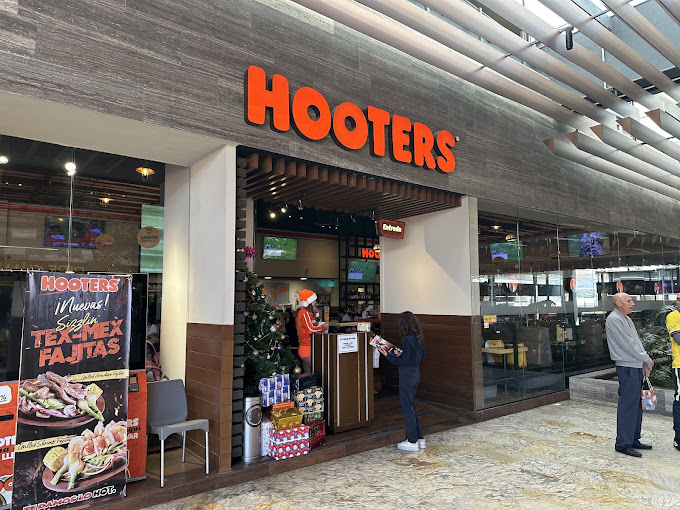 Hooters Plaza Satélite